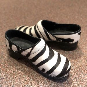 Sanita zebra print clog